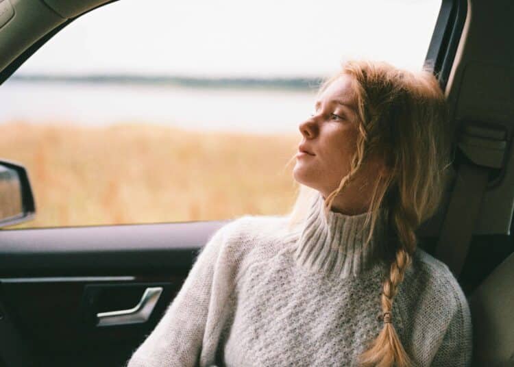pexels anastasia shuraeva - etudiante qui reflechit oublier quelqu'un en periode covid