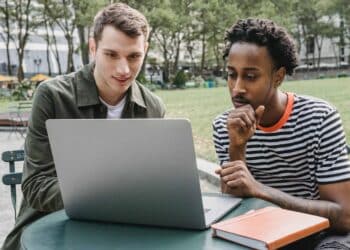 pexels-William-Fortunato-etudiants qui reflechissent a leur etudes comment savoir ce qu'on veut faire comme etudes