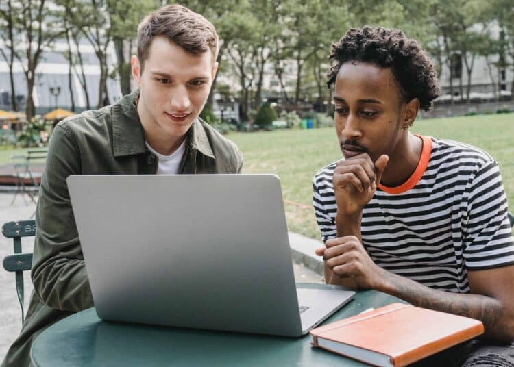 pexels-William-Fortunato-etudiants qui reflechissent a leur etudes comment savoir ce qu'on veut faire comme etudes