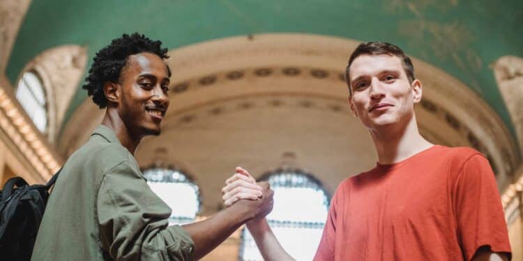 pexels-William-Fortunato-etudiants qui se prennent la main Augmenter sa confiance en soi pendant les études