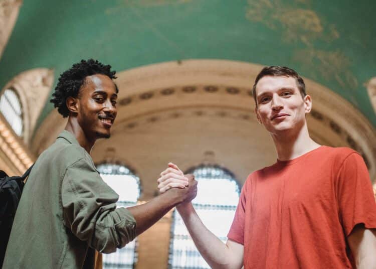 pexels-William-Fortunato-etudiants qui se prennent la main Augmenter sa confiance en soi pendant les études