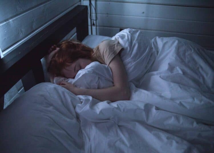 pexels ivan oboleninov - fille qui a du mal a dormir dans son kot astuces pour s'endormir