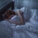 pexels ivan oboleninov - fille qui a du mal a dormir dans son kot astuces pour s'endormir