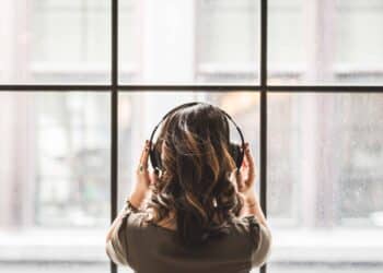 pexels burst - fille qui écoute musique dans casque 4 musique pour s'évader dans sa chambre de kot