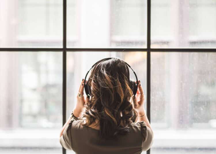 pexels burst - fille qui écoute musique dans casque 4 musique pour s'évader dans sa chambre de kot
