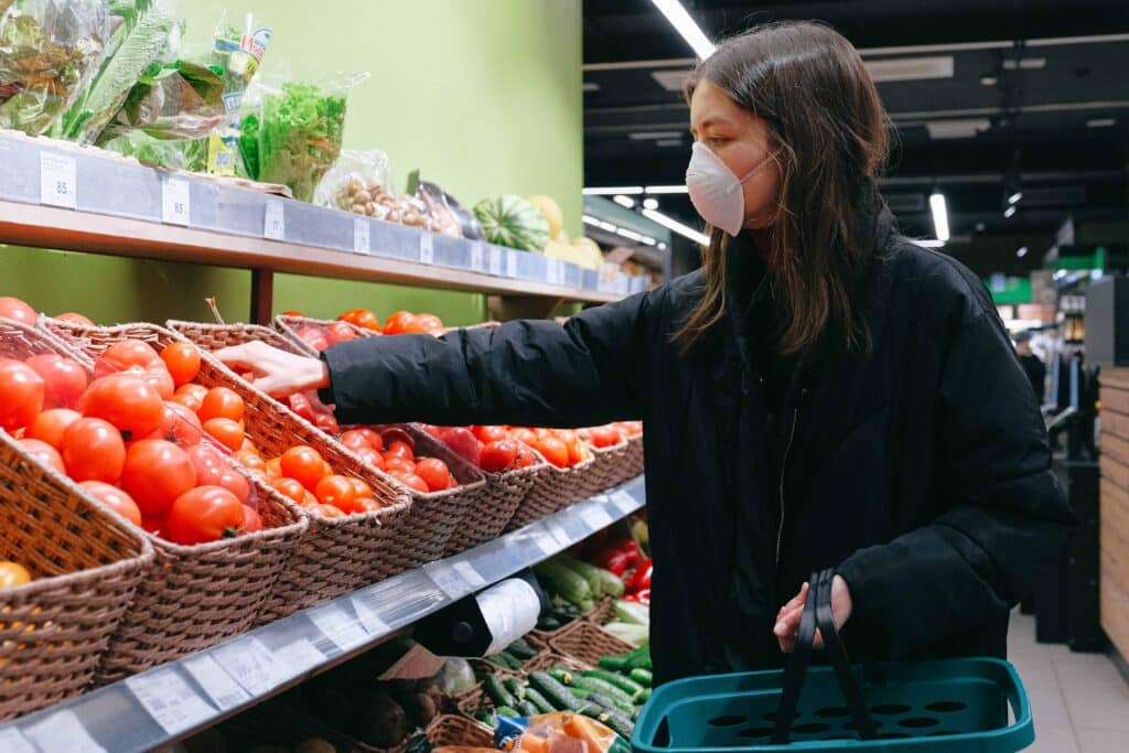 anna-shvets-fille qui fait ses courses conseils pour organiser ses courses quand on vit en kot