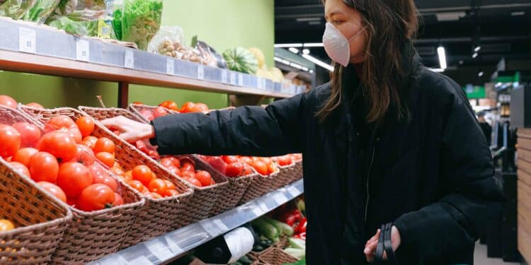 anna-shvets-fille qui fait ses courses conseils pour organiser ses courses quand on vit en kot