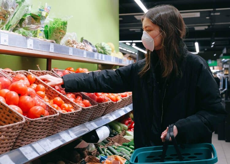 anna-shvets-fille qui fait ses courses conseils pour organiser ses courses quand on vit en kot