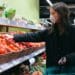 anna-shvets-fille qui fait ses courses conseils pour organiser ses courses quand on vit en kot