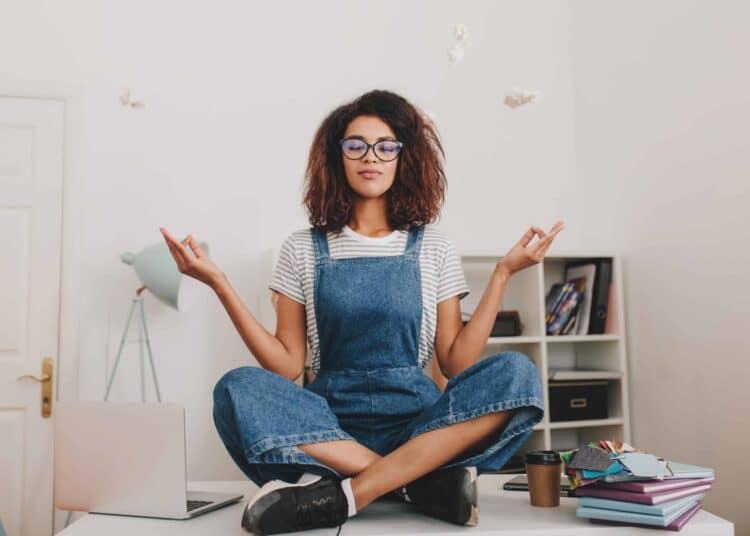 freepik-lookstudio-fille-zen-preuves-que-lannee-2020-etait-vraiment-nulle