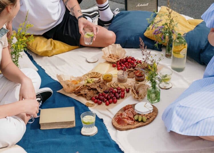 pexels cottonbro - personnes autour d'un apero top 10 des choses pour un apéro parfait