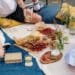 pexels cottonbro - personnes autour d'un apero top 10 des choses pour un apéro parfait