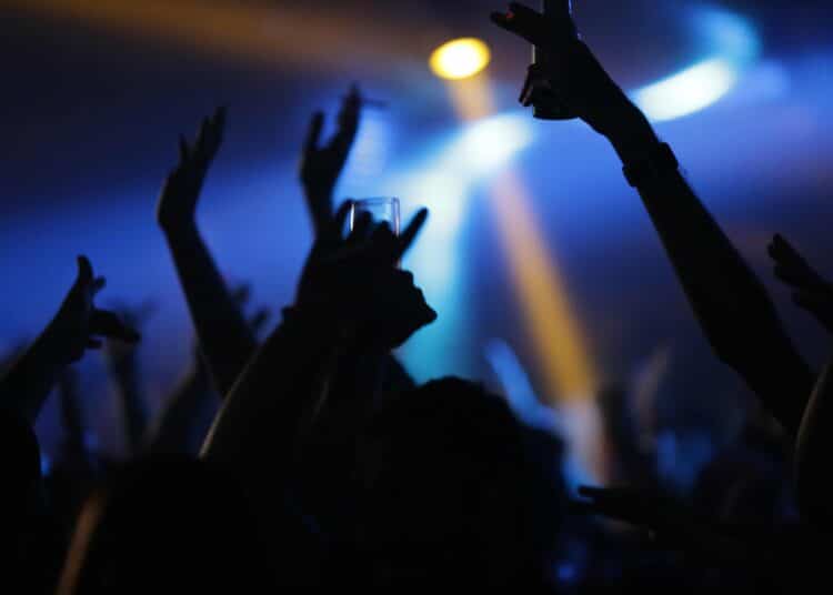 Pexels Aleksandar Pasaric - Des jeunes qui font la fête - Festivités étudiantes