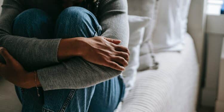 pexels-alex-green-fille triste sur lit - je fais partie des etudiants qui se sentent oublier