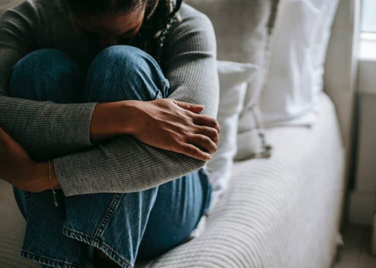 pexels-alex-green-fille triste sur lit - je fais partie des etudiants qui se sentent oublier