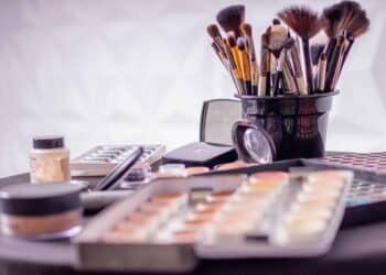 pexels-anderson guerra-accessoires de maquillage - Les produits de maquillage pour petits budgets