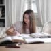 Pexels Andrea Piacquadio - Jeune femme écrit quelque chose - 10 conseils pour lutter contre la procrastination