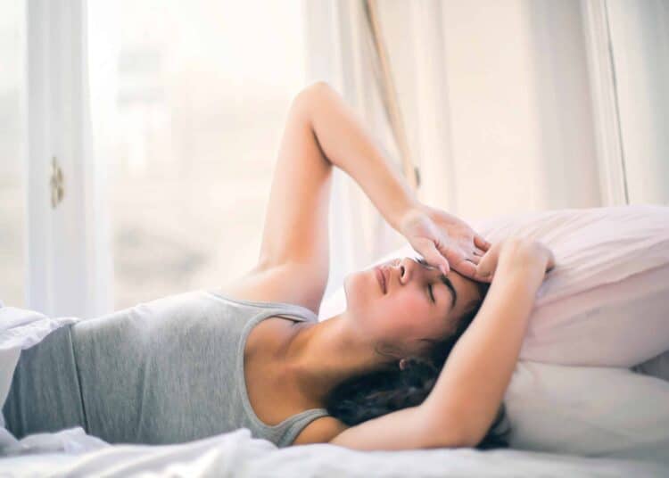 Pexels Andrea Piacquadio - Jeune femme qui a mal à la tête - Pire coup d'un soir