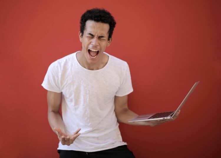 Andrea-Piacquadio-etudiant qui s'enerve conseils pour se defouler sans s'en prendre aux autres