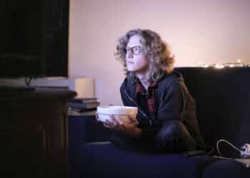 pexels-andrea-piacquadio-etudiant qui regarde la tv - Les films d'horreur cultes à voir au moins une fois