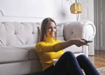 pexels-andrea-piacquadio-etudiante qui regrade la tv