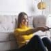 pexels-andrea-piacquadio-etudiante qui regrade la tv