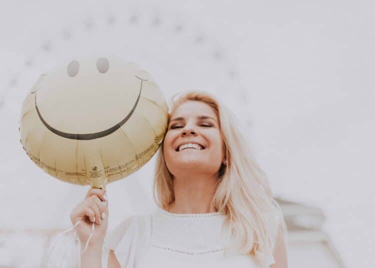 pexels-ava-motive- fille contente avec ballon smiley boost au moral grace à instagram