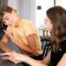 Pexels Canva Studio - Jeunes qui discutent - 6 bonnes excuses pas passer permis