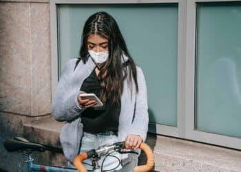 pexels-charlotte-may-etudiante qui regarde son telephone