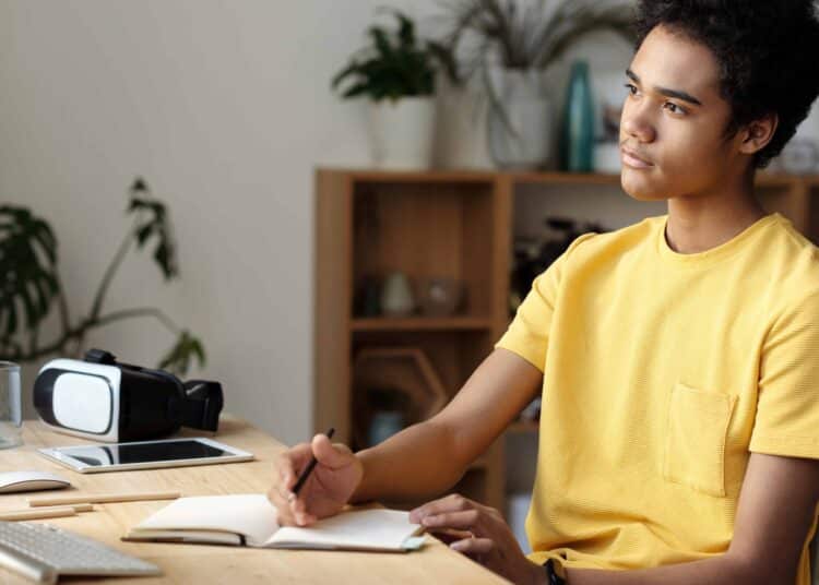 Pexels Julia M. Cameron - Jeune étudiant qui réfléchit - Choses qui manquent le plus aux etudiants