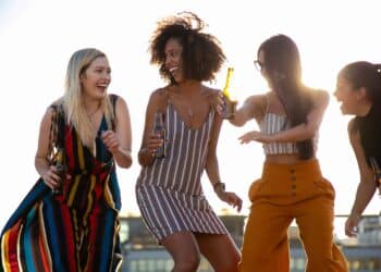 pexels-kampus-production-etudiante qui font la fete et qui boivent Les alcools les moins caloriques, pour s'amuser sans complexer
