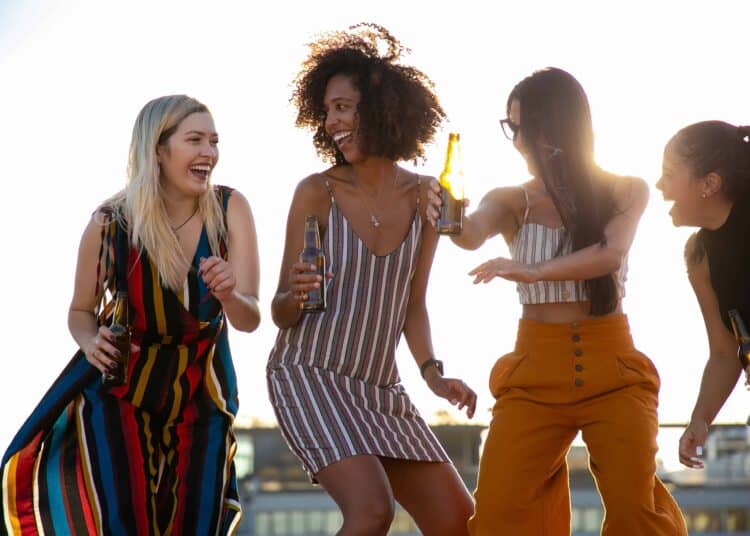 pexels-kampus-production-etudiante qui font la fete et qui boivent Les alcools les moins caloriques, pour s'amuser sans complexer
