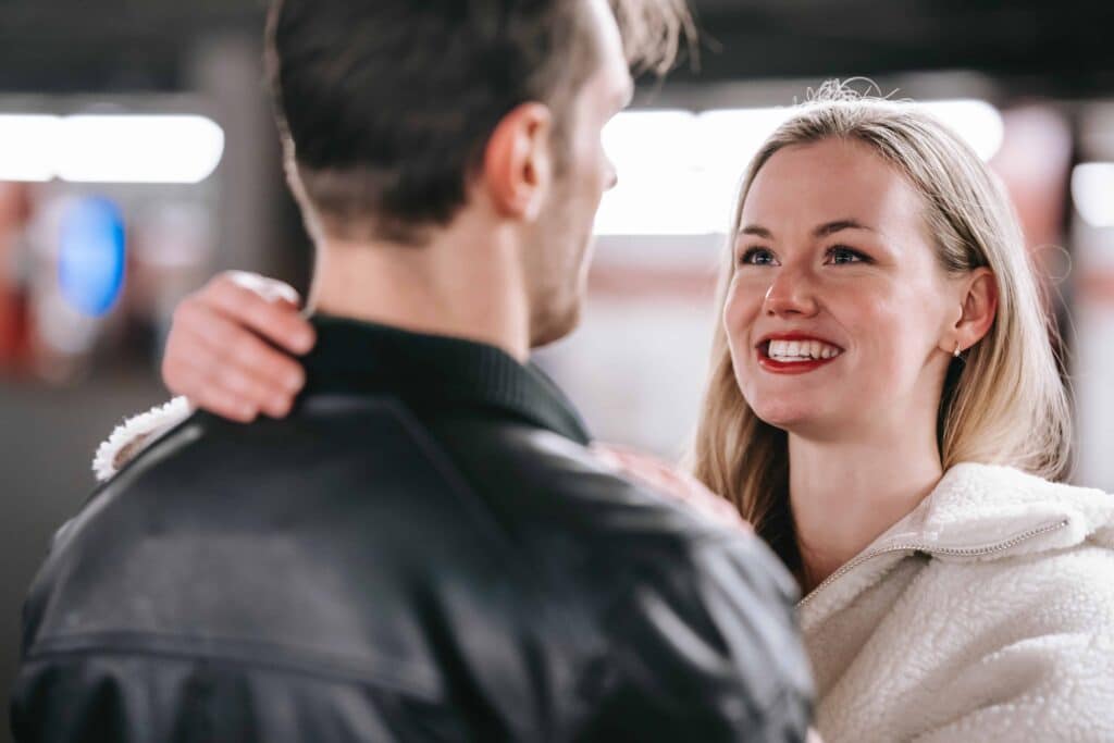 pexels-katerina-holmes-etudiante qui sourit face a un etudiant -Astrologie les compatibilités amoureuses entre les signes