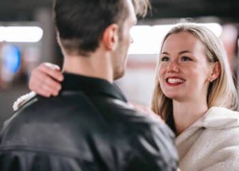 pexels-katerina-holmes-etudiante qui sourit face a un etudiant -Astrologie les compatibilités amoureuses entre les signes