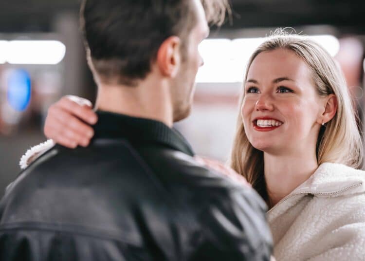pexels-katerina-holmes-etudiante qui sourit face a un etudiant -Astrologie les compatibilités amoureuses entre les signes