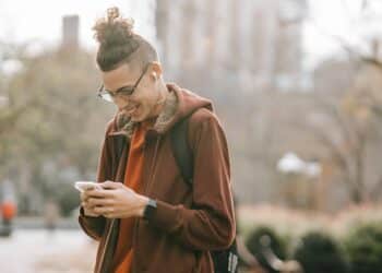 Pexels Keira Burton - Jeune sur son smartphone - Memes qui resument bien ton mois de fevrier etudiant