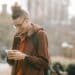 Pexels Keira Burton - Jeune sur son smartphone - Memes qui resument bien ton mois de fevrier etudiant