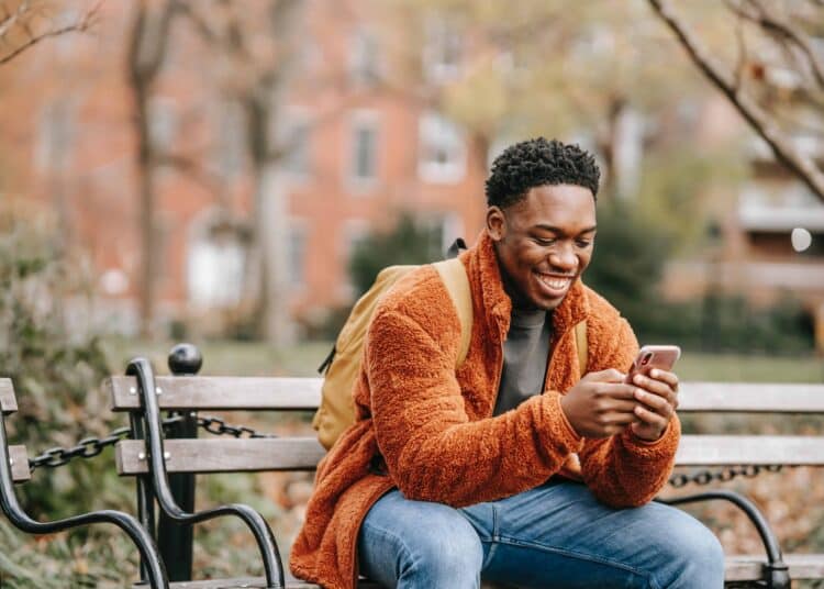 Pexels Keira Burton - Jeune sur son smartphone - 9 memes qui resument bien mois janvier