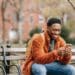 Pexels Keira Burton - Jeune sur son smartphone - 9 memes qui resument bien mois janvier