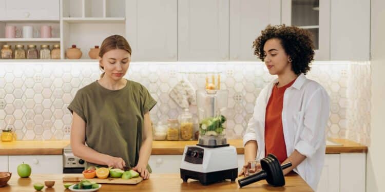 pexels-mikhail-nilov-j'ai un pote trop collant comment lui dire ?