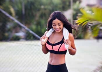 pexels-nathan-cowley- etudiante qui fait du sport
