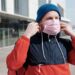 Pexels Norma Mortenson - Jeune qui met son masque - Avantages porter le masque