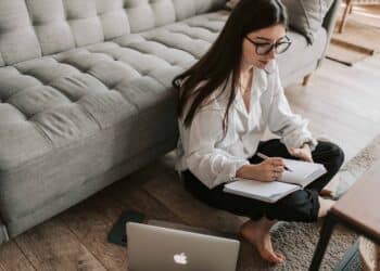 Pexels Vlada Karpovich - Jeune femme écrit quelque chose - Top 10 des meilleurs jobs étudiants à domicile
