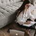 Pexels Vlada Karpovich - Jeune femme écrit quelque chose - Top 10 des meilleurs jobs étudiants à domicile