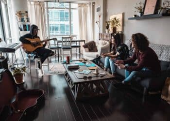 Pexels Wendy Wei - 3 jeunes dans un appartement - Meilleur des colocs