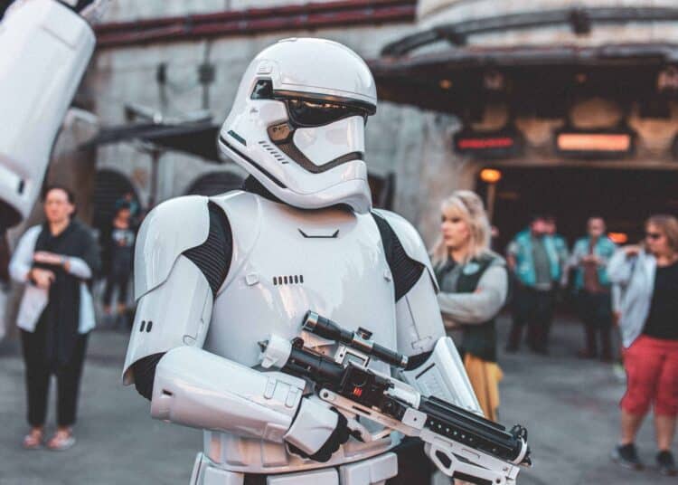 Craig-Adderley-stormtrooper Top 10 des accessoires pour les fans de Star Wars