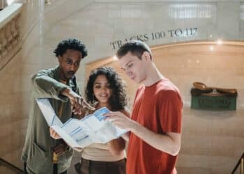 pexels-william-fortunato-trois etudiants qui regardent sur une carte Comment préparer un voyage pour ses vacances étudiantes