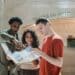 pexels-william-fortunato-trois etudiants qui regardent sur une carte Comment préparer un voyage pour ses vacances étudiantes
