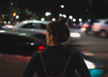 Unsplash Geronimo Giqueaux - Jeune femme seule la nuit - 7 conseils pour rentrer en toute sécurité après une soirée