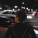 Unsplash Geronimo Giqueaux - Jeune femme seule la nuit - 7 conseils pour rentrer en toute sécurité après une soirée